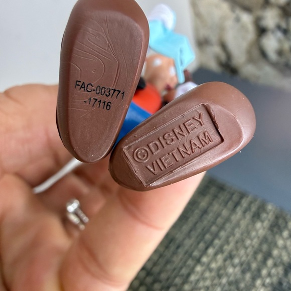 NWOT Disney Parks Goofy Tourist Map Ice Cream Keychain - Picture 8 of 8